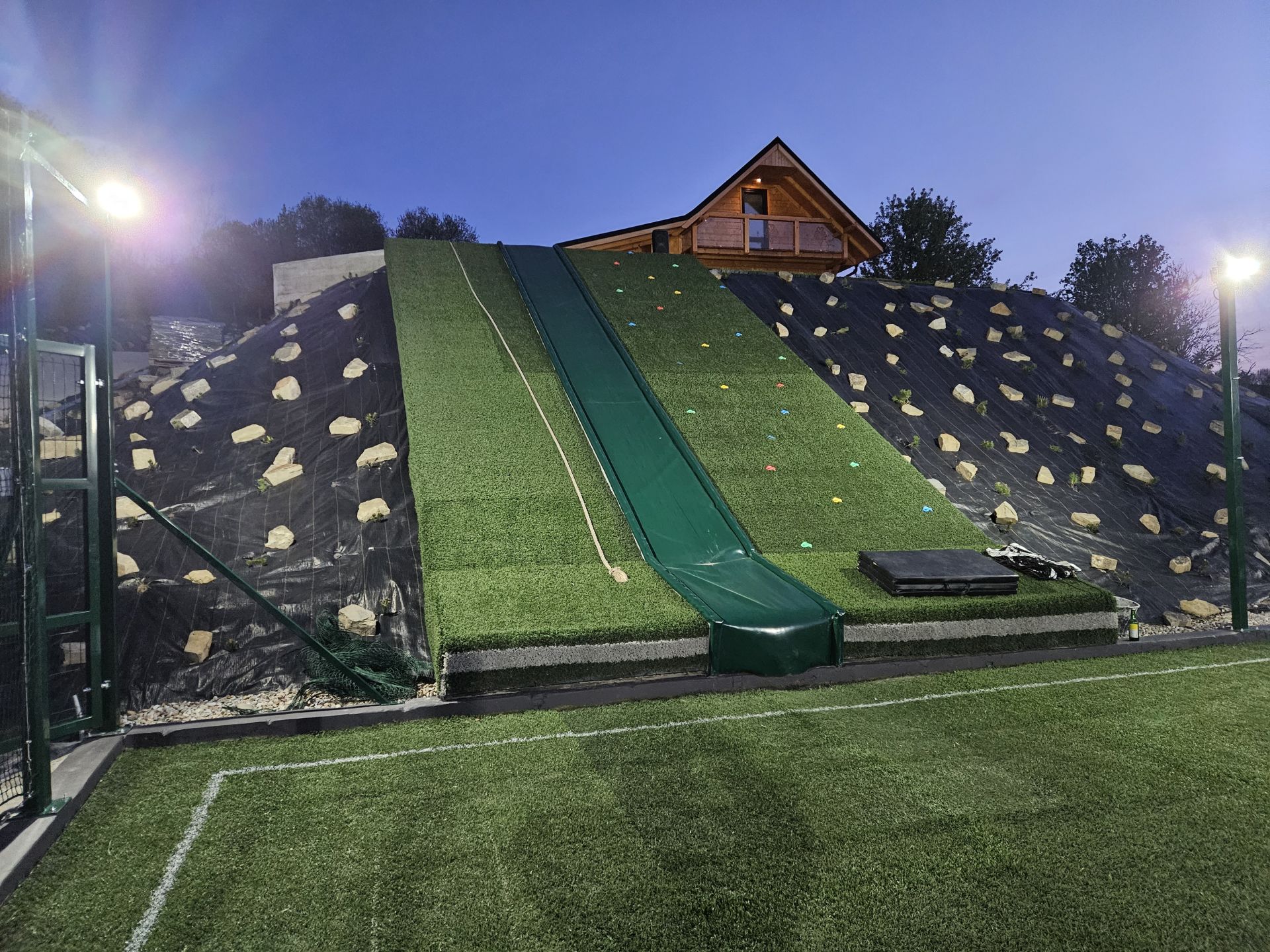 Scianka wspinaczkowa i zjeżdzalnia